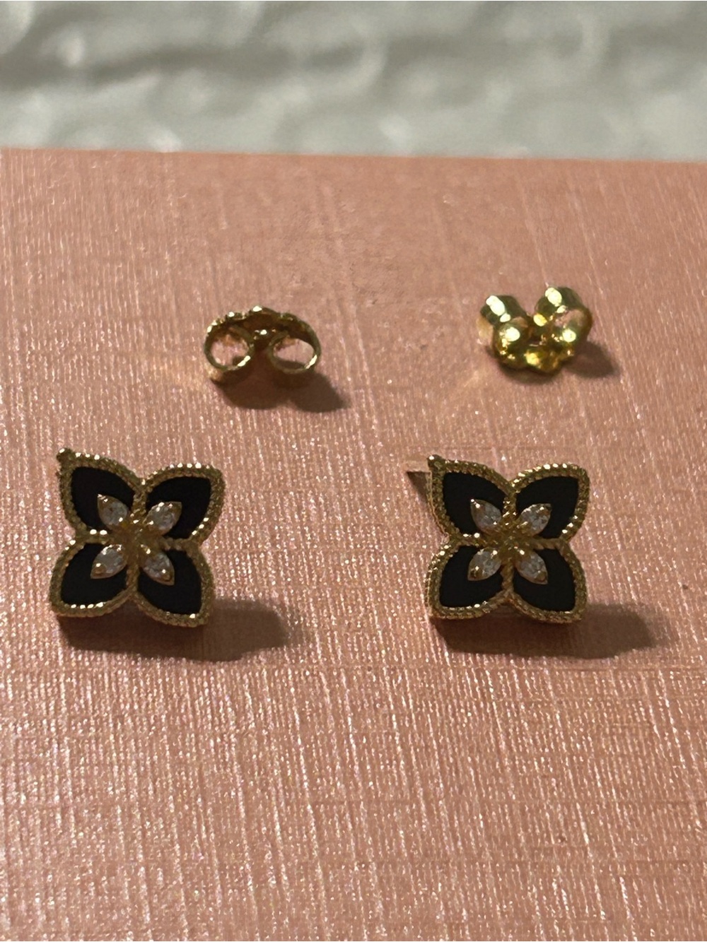 18k Gold and Black Floral Stud Earrings - Elegant Women's Jewelry